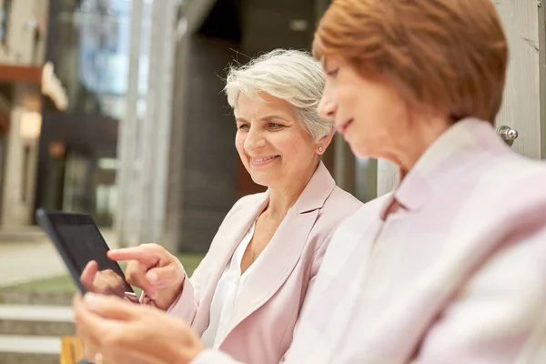 Senior women with tablet computer in city — Stock Photo, Image
