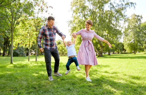 Família feliz se divertindo no parque de verão — Fotografia de Stock