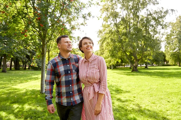 Szczęśliwa para w letnim parku — Zdjęcie stockowe