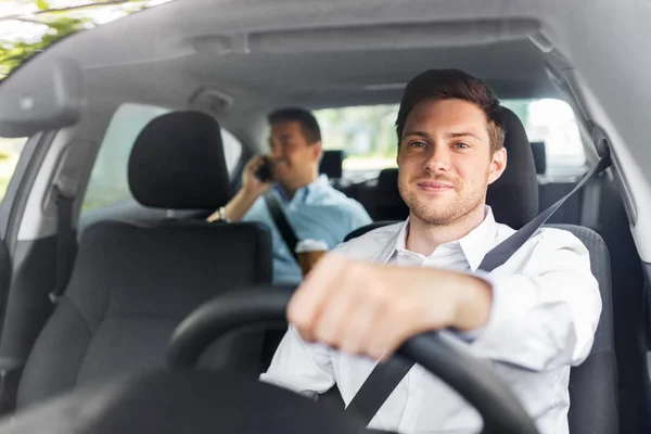 Manlig chaufför som kör bilen med passagerare — Stockfoto