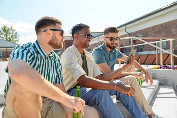 Чоловіки зі смартфоном п'ють пиво на вулиці Ліцензійні Стокові Зображення