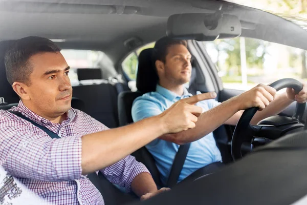 Δάσκαλος οδήγησης αυτοκινήτου που διδάσκει αρσενικό οδηγό — Φωτογραφία Αρχείου