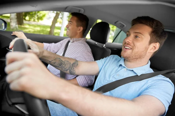 Auto rijden school instructeur en mannelijke bestuurder — Stockfoto