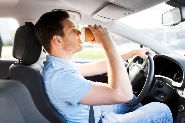 Homem ou motorista dirigindo carro e beber café — Fotografia de Stock