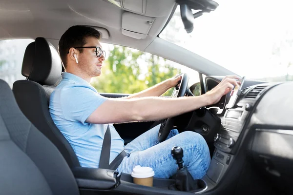 Mann oder Fahrer Auto fahren und GPS-Navigator verwenden — Stockfoto