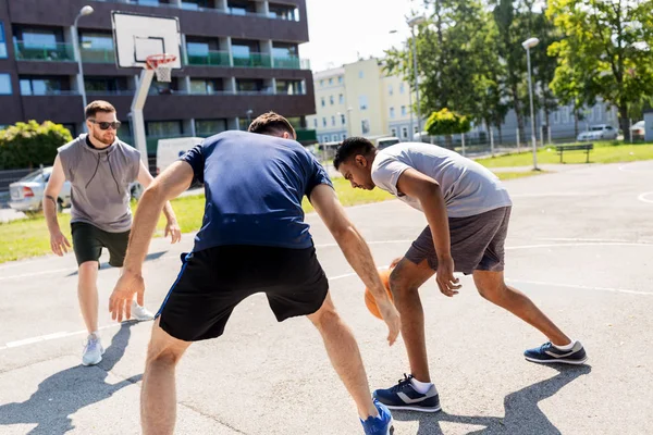 Group of male friends playing street basketball — Stock Photo, Image