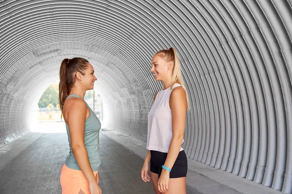 Jeunes femmes sportives ou amies dans le tunnel — Photo