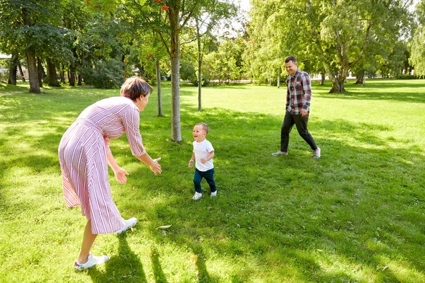 Família feliz se divertindo no parque de verão — Fotografia de Stock