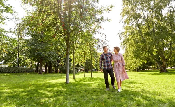 Gelukkig paar in zomer park — Stockfoto
