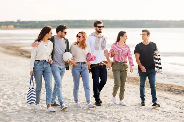 Amigos felices caminando por la playa de verano — Foto de Stock