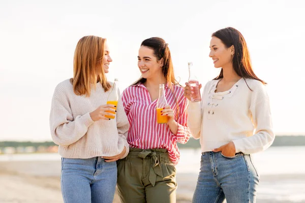 Mulheres jovens com bebidas não alcoólicas falando — Fotografia de Stock