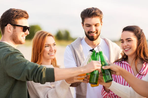 Barátok köszöntő alkoholmentes italok a strandon — Stock Fotó