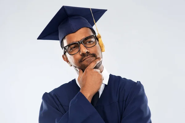 Indiase afgestudeerde student in mortier board denken — Stockfoto