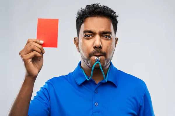 インドの審判が口笛を吹いて赤いカードを見せる — ストック写真
