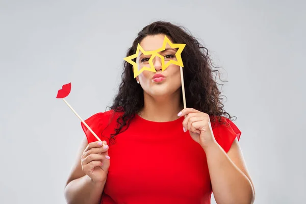 Grappige vrouw met ster vormige bril en rode lippen — Stockfoto