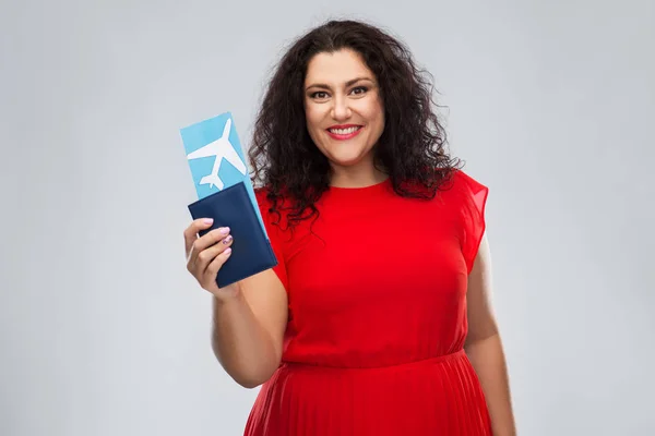 Mujer feliz con pasaporte y billete de avión —  Fotos de Stock