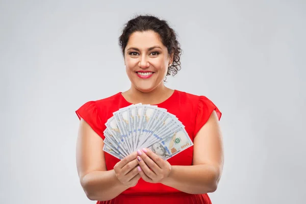 Mujer feliz sosteniendo cientos de billetes de dinero — Foto de Stock