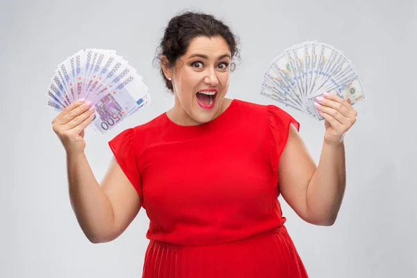 Mujer feliz sosteniendo miles de billetes de dinero — Foto de Stock