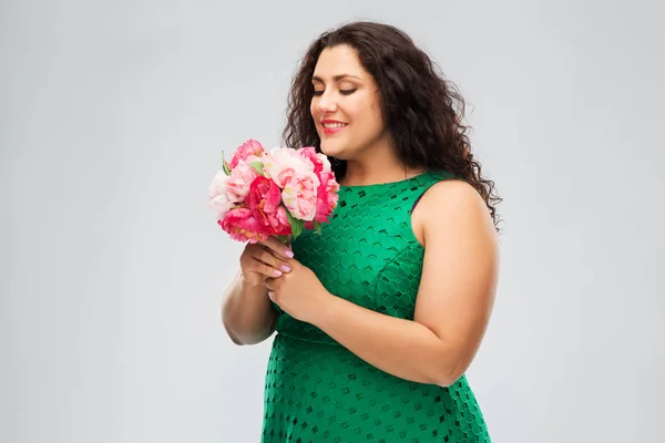 Mujer feliz en vestido verde con ramo de flores —  Fotos de Stock