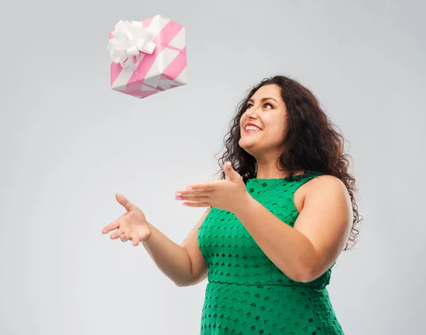 Glückliche Frau in grünem Kleid spielt mit Geschenkbox — Stockfoto