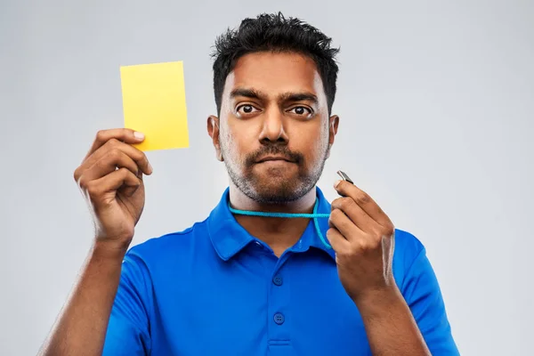 Árbitro indiano assobiando e mostrando cartão amarelo Fotos De Bancos De Imagens