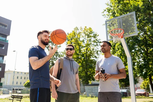 Grupo de amigos varones que van a jugar baloncesto — Foto de Stock