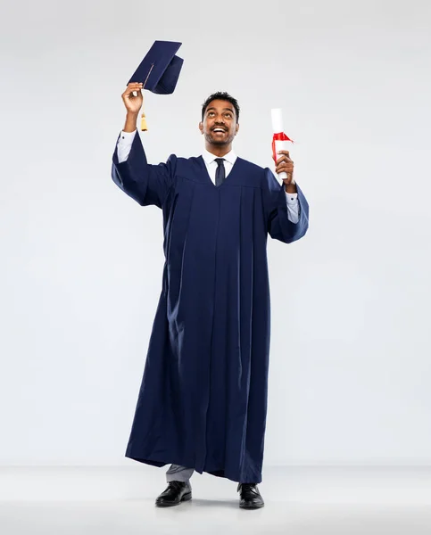 Mannelijke afgestudeerde student in mortel boord met diploma — Stockfoto