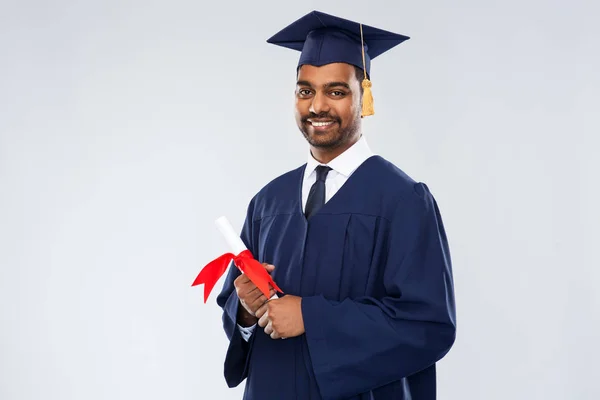 Mannelijke afgestudeerde student in mortel boord met diploma — Stockfoto