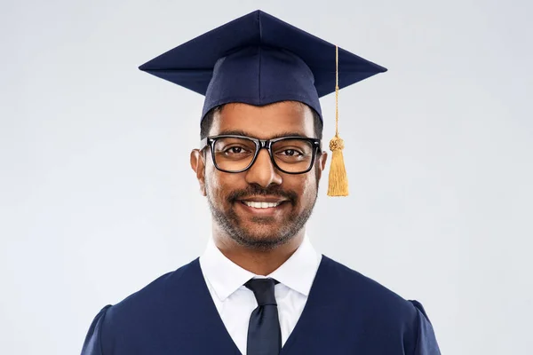 Indischer Graduiertenstudent im Mörtelbrett — Stockfoto