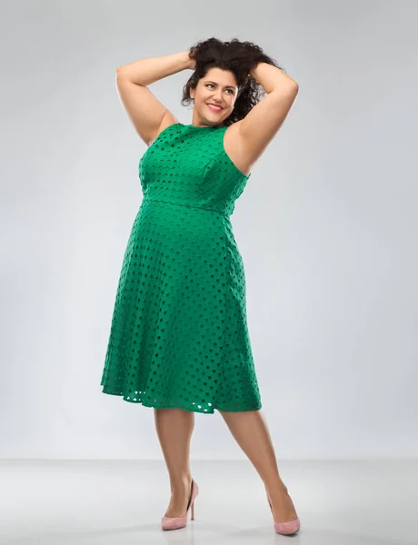 Ευτυχισμένη γυναίκα με πράσινο φόρεμα πάνω από τη θέση — Φωτογραφία Αρχείου
