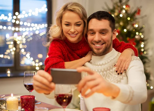 Casal feliz tomando selfie no jantar de Natal — Fotografia de Stock