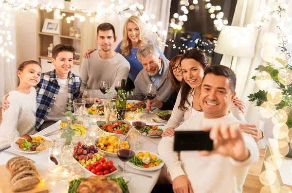 Familie feiert Abendessen und macht Selfie — Stockfoto