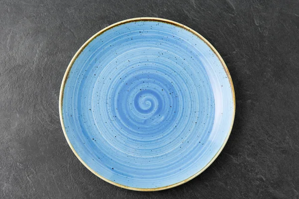 Nahaufnahme einer blauen Keramikplatte auf Schiefergrund — Stockfoto