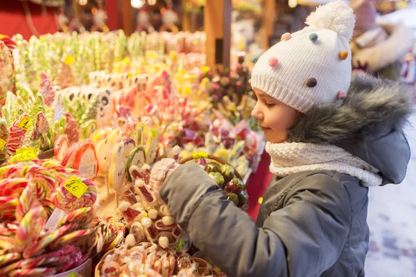 Petite fille choisir des bonbons au marché de Noël — Photo