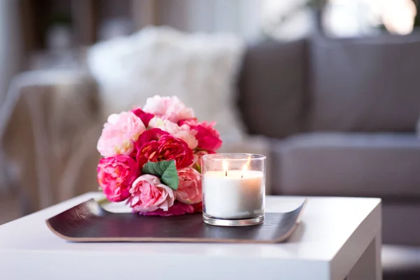 Pálení vonné svíčky a květinové bandy doma — Stock fotografie
