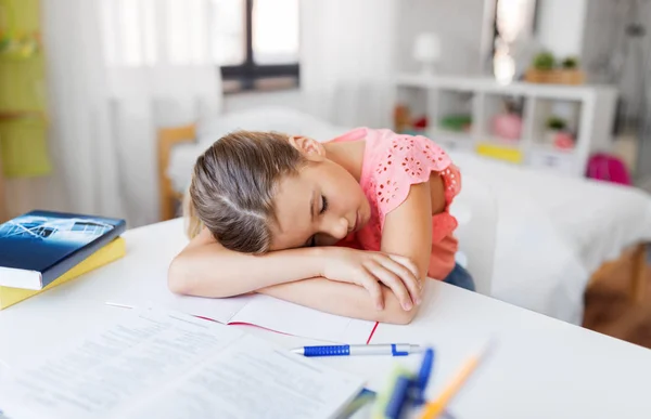 Estudiante cansada chica durmiendo en la mesa en casa —  Fotos de Stock