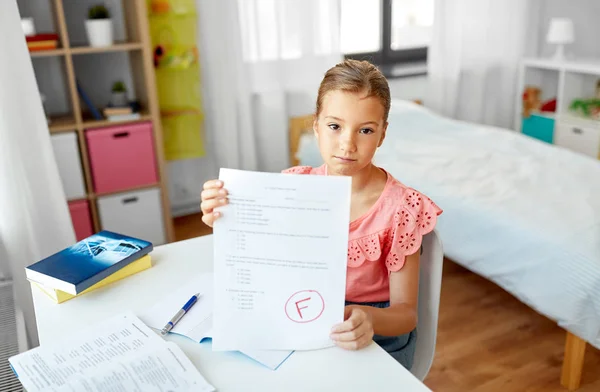 Menina estudante triste com teste escolar falhou em casa — Fotografia de Stock