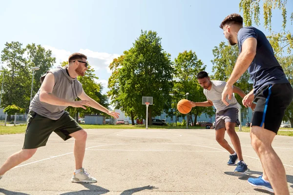 Groupe d'amis masculins jouant au basket de rue — Photo