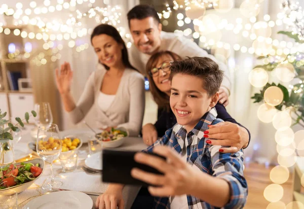 Família que janta e toma selfie — Fotografia de Stock