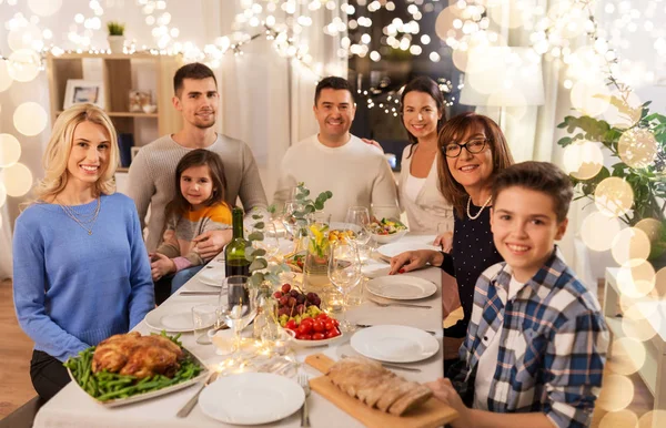 Счастливая семья, ужинающая дома — стоковое фото