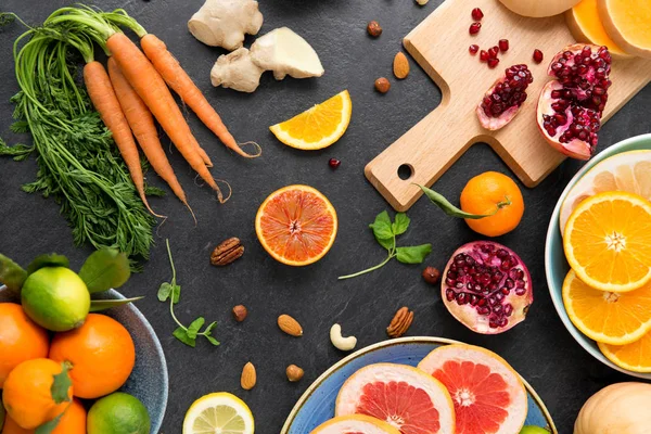 Légumes et fruits différents sur la table d'ardoise — Photo