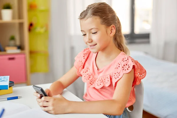 Szczęśliwy Uczeń dziewczyna za pomocą smartfona w domu — Zdjęcie stockowe