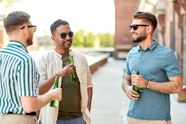 屋上パーティーでビールを飲む幸せな男性の友人 — ストック写真