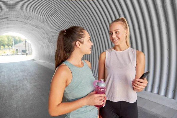 Vrouwen of vrouwelijke vrienden met smartphone en flacon — Stockfoto