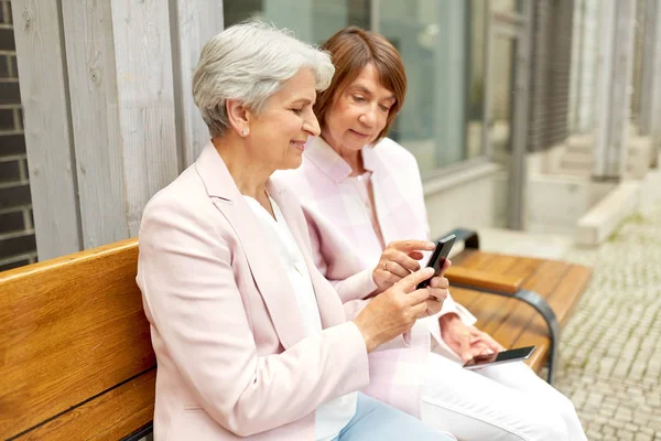 Felici donne anziane con smartphone in città — Foto Stock