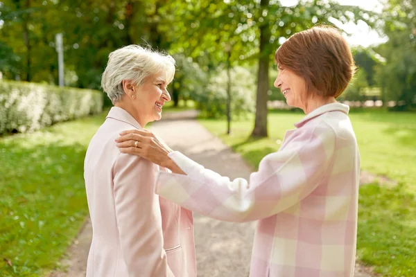 Mujeres mayores o amigos hablando en el parque de verano — Foto de Stock