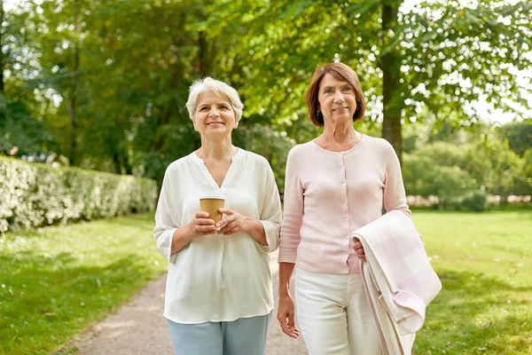 Senior kvinnor eller vänner dricker kaffe på Park — Stockfoto