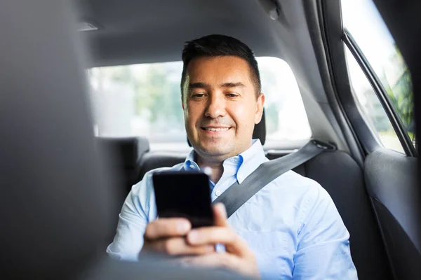 Επιβάτης ή επιχειρηματίας που χρησιμοποιεί smartphone στο αυτοκίνητο — Φωτογραφία Αρχείου