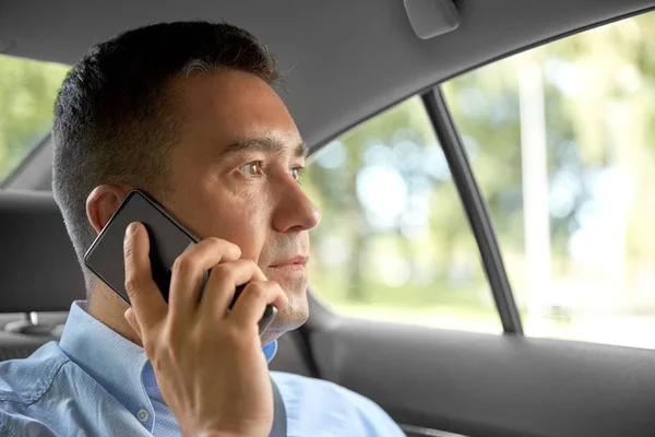 Passageiro masculino chamando no smartphone no carro de táxi — Fotografia de Stock