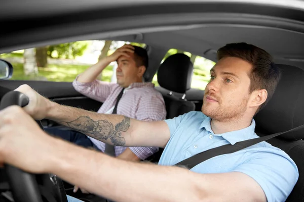 Auto rijden instructeur praten met man mislukt examen — Stockfoto